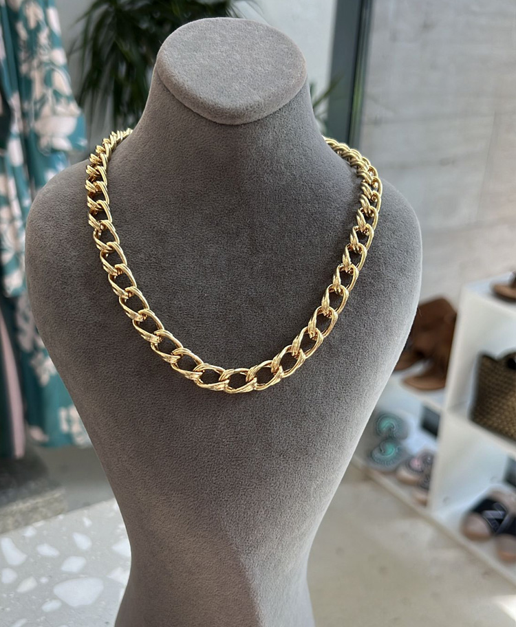 CURB LINK CHAIN NECKLACE